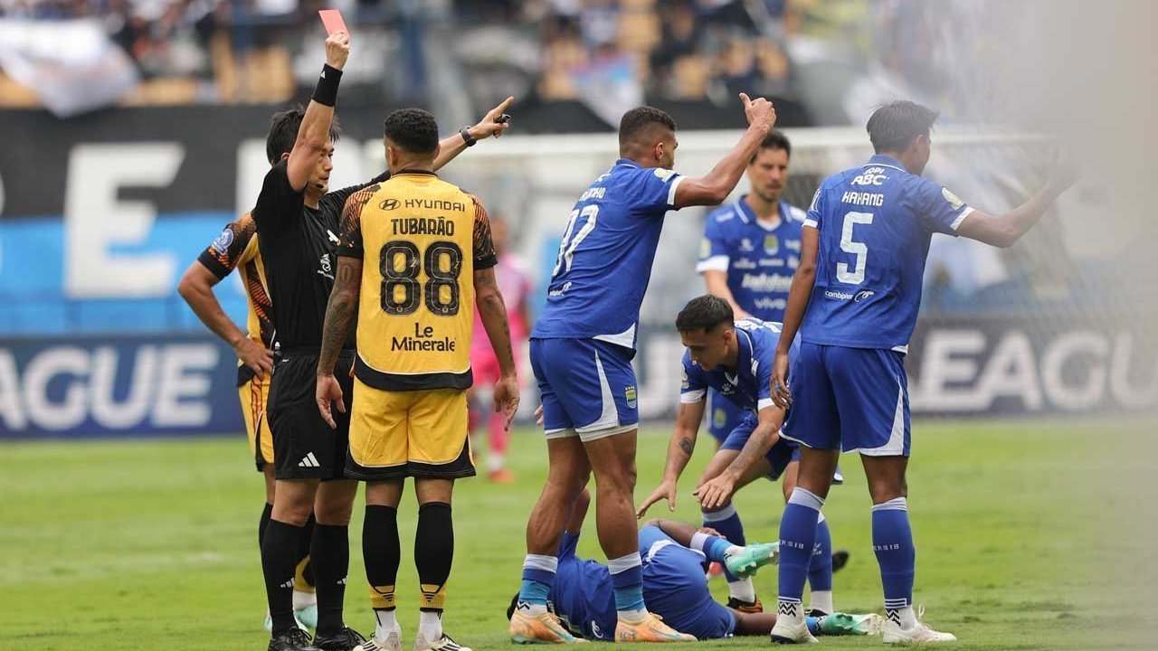Bruno Tubarao Jadi Titik Awal Kekalahan Persija dari Persib: 2 Blunder dan 1 Kartu Merah Bruno Tubarao Jadi Titik Awal Kekalahan Persija dari Persib: 2 Blunder dan 1 Kartu Merah