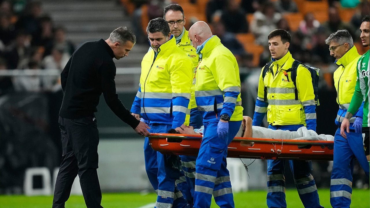 Malam Pilu Robin van Persie: Feyenoord Tersingkir, Sang Anak Cedera dan Ditandu Keluar Malam Pilu Robin van Persie: Feyenoord Tersingkir, Sang Anak Cedera dan Ditandu Keluar