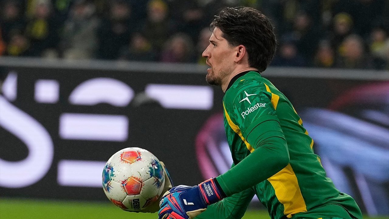 Tembok Kokoh Gregor Kobel: Senjata Rahasia Dortmund Hentikan Dominasi Bayern di Der Klassiker! Tembok Kokoh Gregor Kobel: Senjata Rahasia Dortmund Hentikan Dominasi Bayern di Der Klassiker!