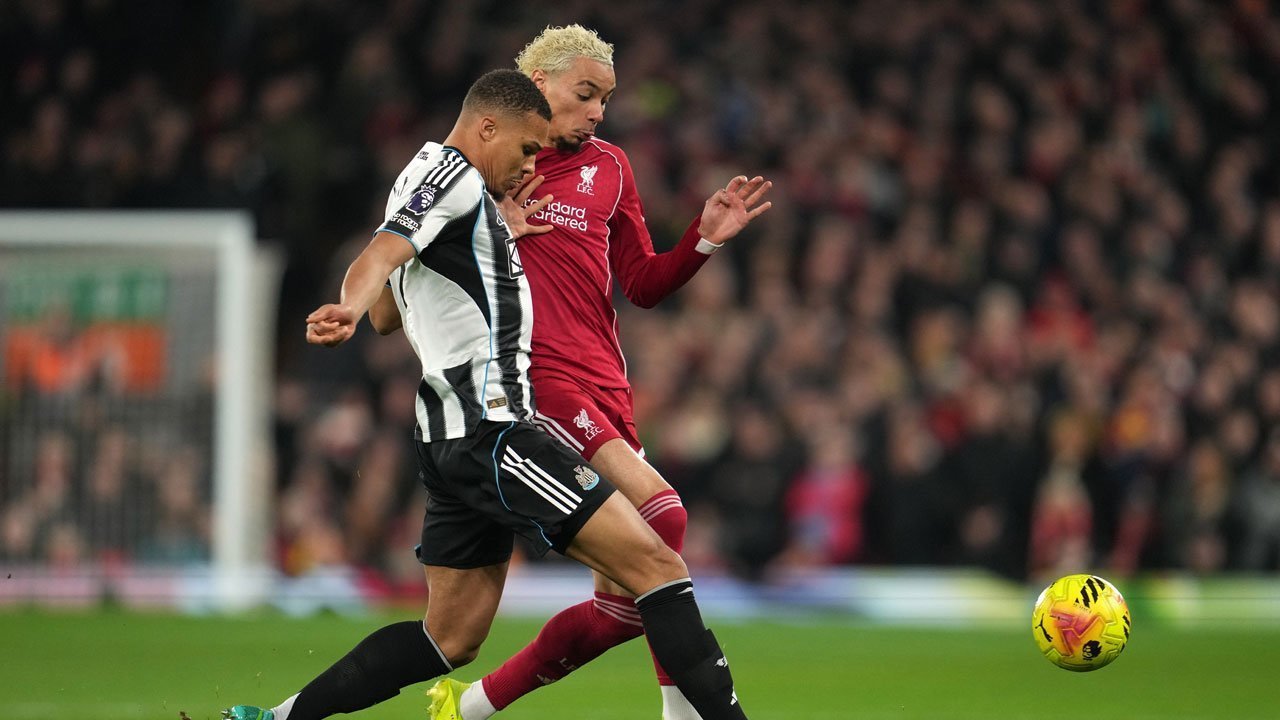 Manchester United Kepincut Bek Newcastle United Ini?