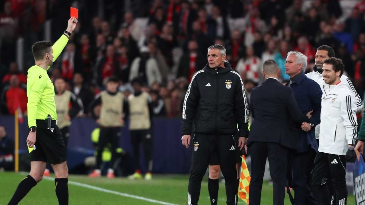 Kartu Merah Jose Mourinho di Laga Benfica vs Real Madrid: Usai jadi Hero, Kini Harus Absen di Bernabeu Kartu Merah Jose Mourinho di Laga Benfica vs Real Madrid: Usai jadi Hero, Kini Harus Absen di Bernabeu