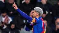Barcelona Belum Berniat Jual Ronald Araujo Meski Perannya Berkurang