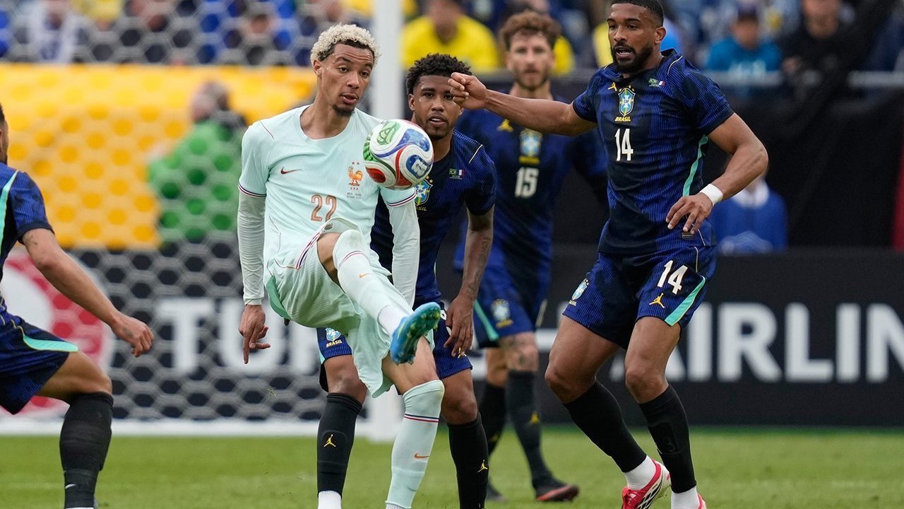 Hasil Brasil vs Prancis: Mbappe Nyekor, Les Bleus Menang 2-1 Hasil Brasil vs Prancis: Mbappe Nyekor, Les Bleus Menang 2-1