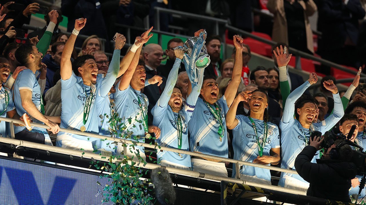 Bertahan di Lapangan, Bertepuk Tangan Saat Pemain Manchester City Menerima Trofi, Ini Penjelasan Arteta Bertahan di Lapangan, Bertepuk Tangan Saat Pemain Manchester City Menerima Trofi, Ini Penjelasan Arteta