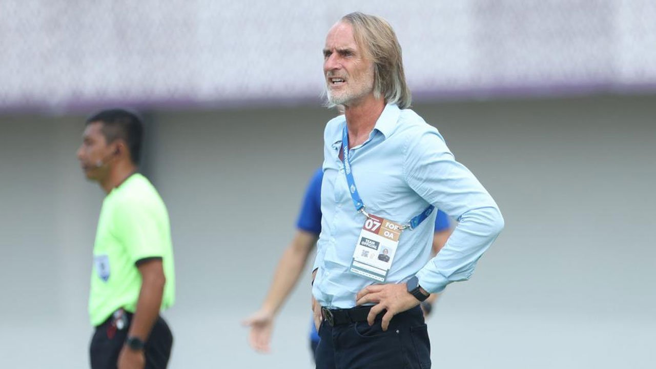 Jan Olde Riekerink Soroti Gaya Bermain Persib: Hanya Bermain Bola Panjang Lalu Dapat Penalti Jan Olde Riekerink Soroti Gaya Bermain Persib: Hanya Bermain Bola Panjang Lalu Dapat Penalti