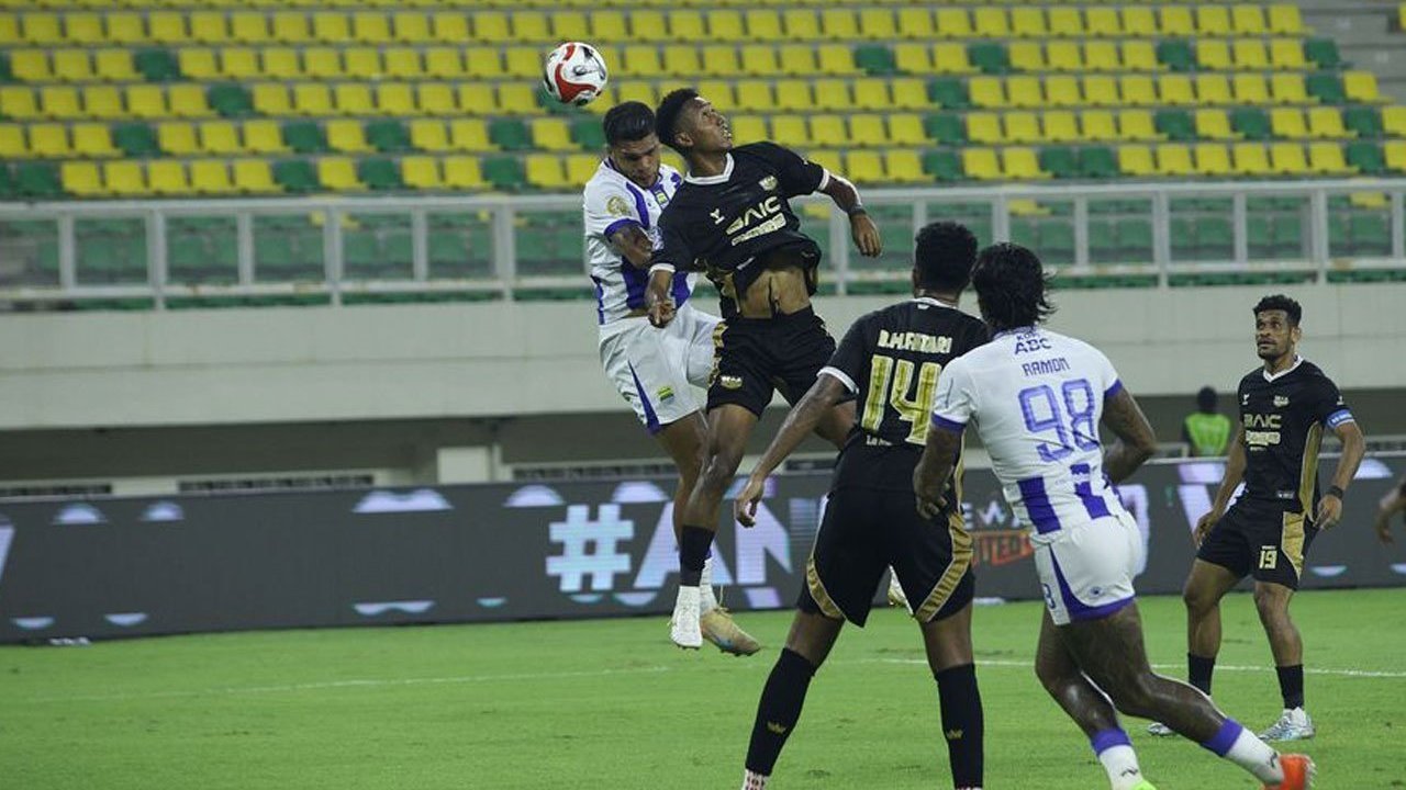 Umuh Muchtar Murka dan Kritik Wasit Laga Dewa United vs Persib: Kenapa Tidak Dibuka VAR yang Pertama?