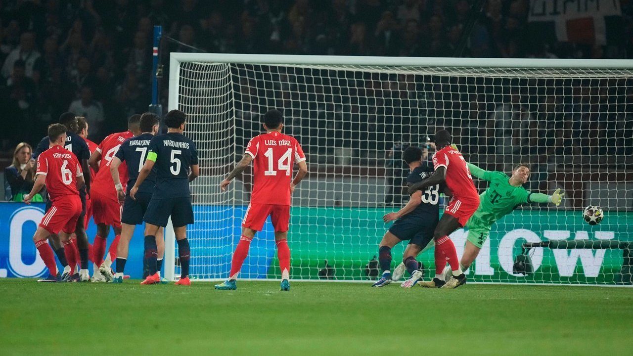 Momen Kocak PSG vs Bayern: Manuel Neuer Kena Prank Ball Boy Sampai Geleng-Geleng Kepala Momen Kocak PSG vs Bayern: Manuel Neuer Kena Prank Ball Boy Sampai Geleng-Geleng Kepala