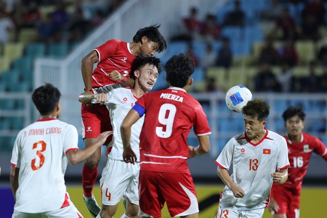 Sulit Menangi Duel Perebutan Bola Sulit Menangi Duel Perebutan Bola