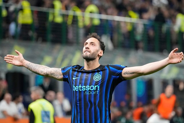 Hakan Calhanoglu: Pengatur Irama Permainan Hakan Calhanoglu: Pengatur Irama Permainan
