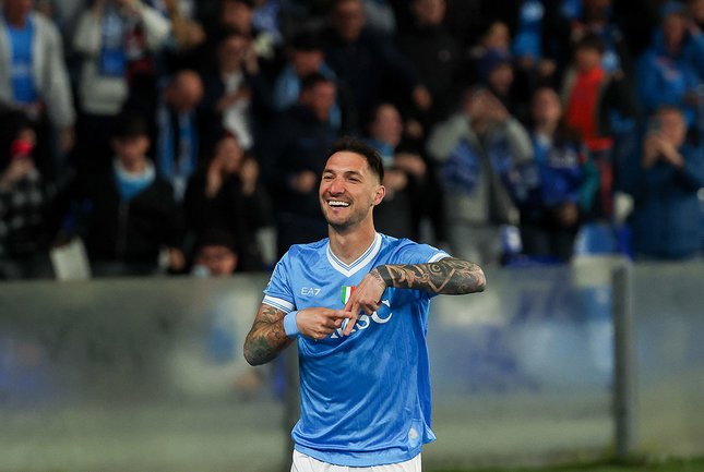 Napoli Menjaga Harapan, Meski Tipis