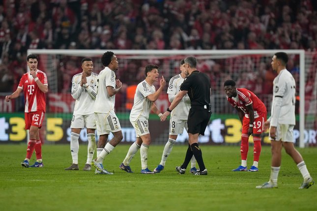 Keputusan Wasit Picu Kontroversi Keputusan Wasit Picu Kontroversi