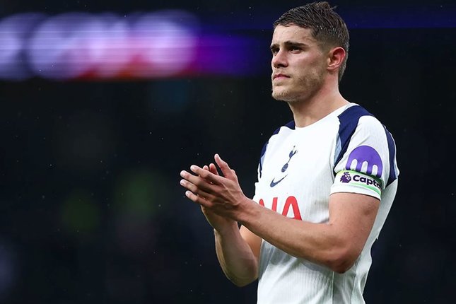 Van de Ven Sebut Musim Tottenham Memalukan
