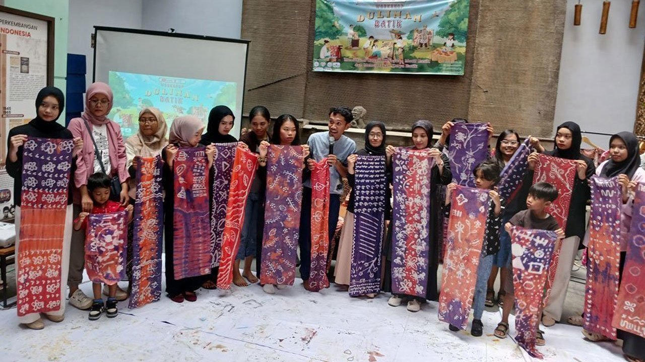 Dari Es Krim ke Batik: Kisah 'Hijrah' Bisnis Fiko Hamparan Rintik Karena Ikut Pelatihan di RKB BRI Malang Dari Es Krim ke Batik: Kisah 'Hijrah' Bisnis Fiko Hamparan Rintik Karena Ikut Pelatihan di RKB BRI Malang