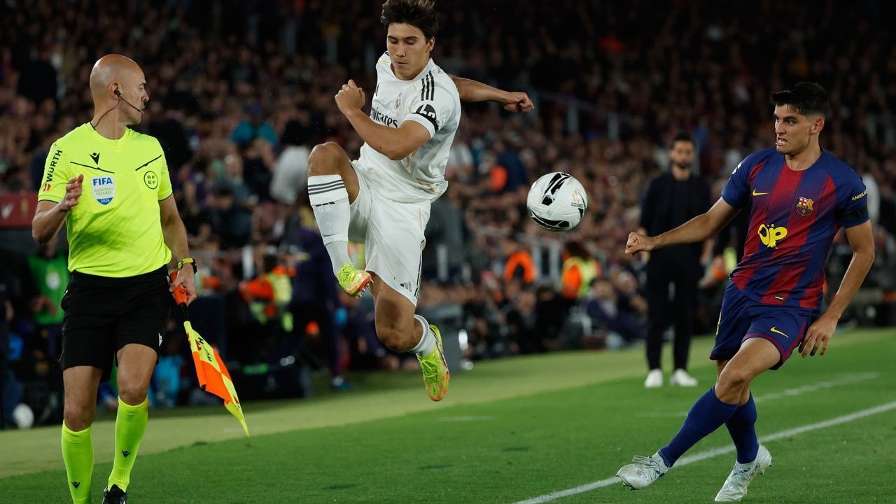 AC Milan Siapkan Tawaran Lebih Besar demi Bek Barcelona, Chelsea Jadi Penghalang