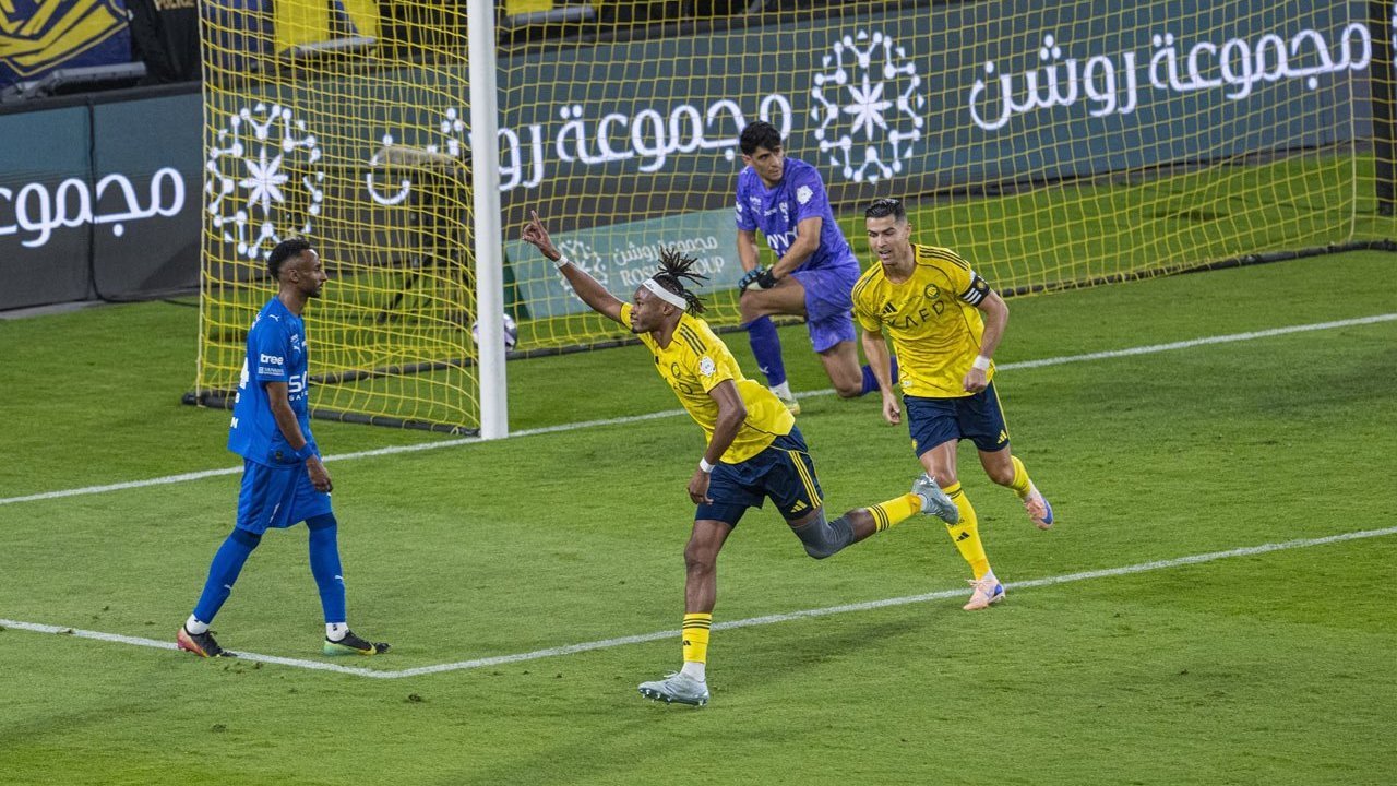 Melihat Petaka 10 Detik Terakhir Gagalnya Pesta Al Nassr: Tabrakan Konyol yang Hancurkan Hati Cristiano Ronaldo Melihat Petaka 10 Detik Terakhir Gagalnya Pesta Al Nassr: Tabrakan Konyol yang Hancurkan Hati Cristiano Ronaldo
