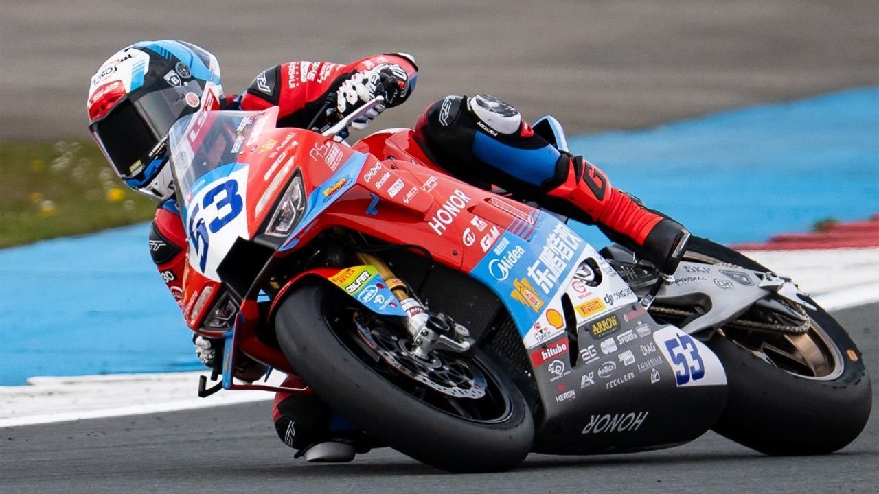 Hasil Race 1 WorldSSP Hungaria 2026: Valentin Debise Bawa ZXMoto Menang, Aldi Satya Mahendra Masuk Top 10 Hasil Race 1 WorldSSP Hungaria 2026: Valentin Debise Bawa ZXMoto Menang, Aldi Satya Mahendra Masuk Top 10