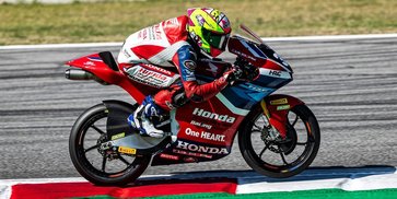 Bangga Banget! Kiandra Ramadhipa Dedikasikan Kemenangan Moto3 Junior Portugal 2026 untuk Keluarga di Indonesia Bangga Banget! Kiandra Ramadhipa Dedikasikan Kemenangan Moto3 Junior Portugal 2026 untuk Keluarga di Indonesia