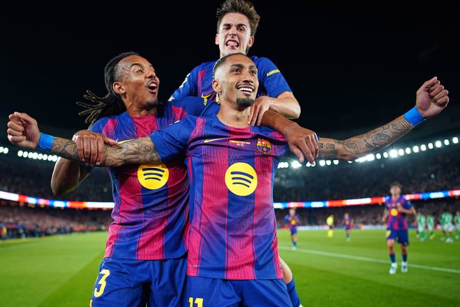 Raphinha Antar Barcelona Pecahkan Rekor
