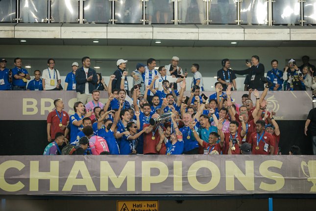 Persib Kunci Juara dan Raih Hat-trick Persib Kunci Juara dan Raih Hat-trick