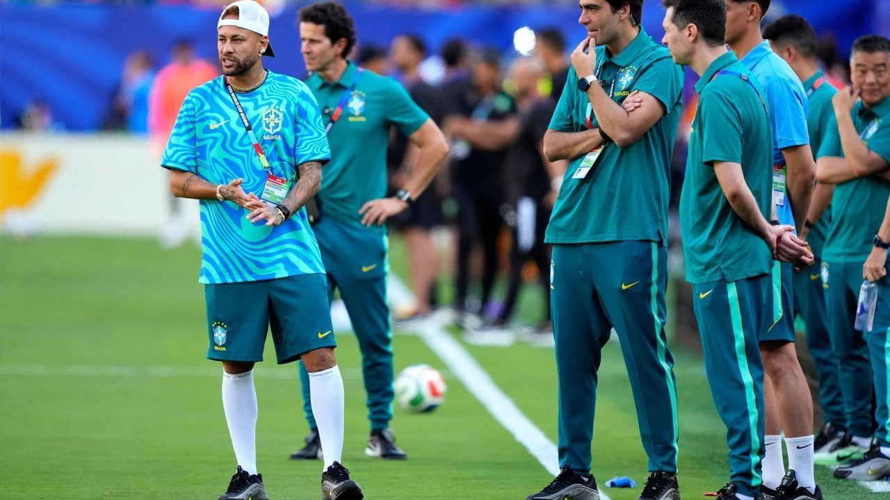 Neymar Siap Beraksi dengan Seragam Brasil Setelah Absen 700 Hari Neymar Siap Beraksi dengan Seragam Brasil Setelah Absen 700 Hari