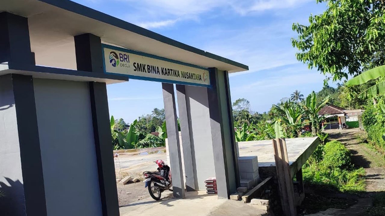 Harapan yang Tumbuh di SMK Bina Kartika Nusantara Tirtoyudo: Cerita BRI Membantu Sekolah 3T di Kabupaten Malang Harapan yang Tumbuh di SMK Bina Kartika Nusantara Tirtoyudo: Cerita BRI Membantu Sekolah 3T di Kabupaten Malang