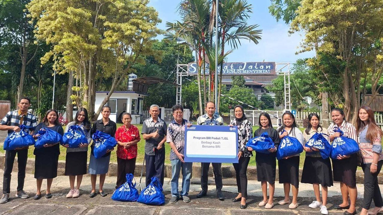 BRI Region 13 Malang Salurkan 500 Paket Sembako Melalui Program BRI Berbagi Kasih BRI Region 13 Malang Salurkan 500 Paket Sembako Melalui Program BRI Berbagi Kasih