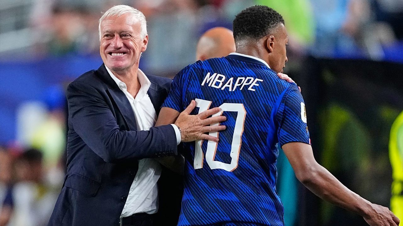 Deschamps Pulang ke Prancis Karena Ibunda Meninggal, Absen Dampingi Les Bleus vs Norwegia Deschamps Pulang ke Prancis Karena Ibunda Meninggal, Absen Dampingi Les Bleus vs Norwegia