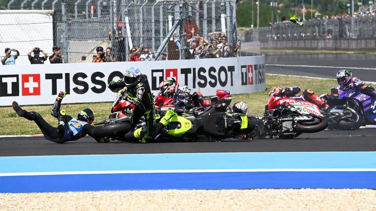 Jorge Martin Dijatuhi 2 Long Lap Penalty Usai Dianggap Picu Situasi Berbahaya di MotoGP Hungaria 2026 Jorge Martin Dijatuhi 2 Long Lap Penalty Usai Dianggap Picu Situasi Berbahaya di MotoGP Hungaria 2026