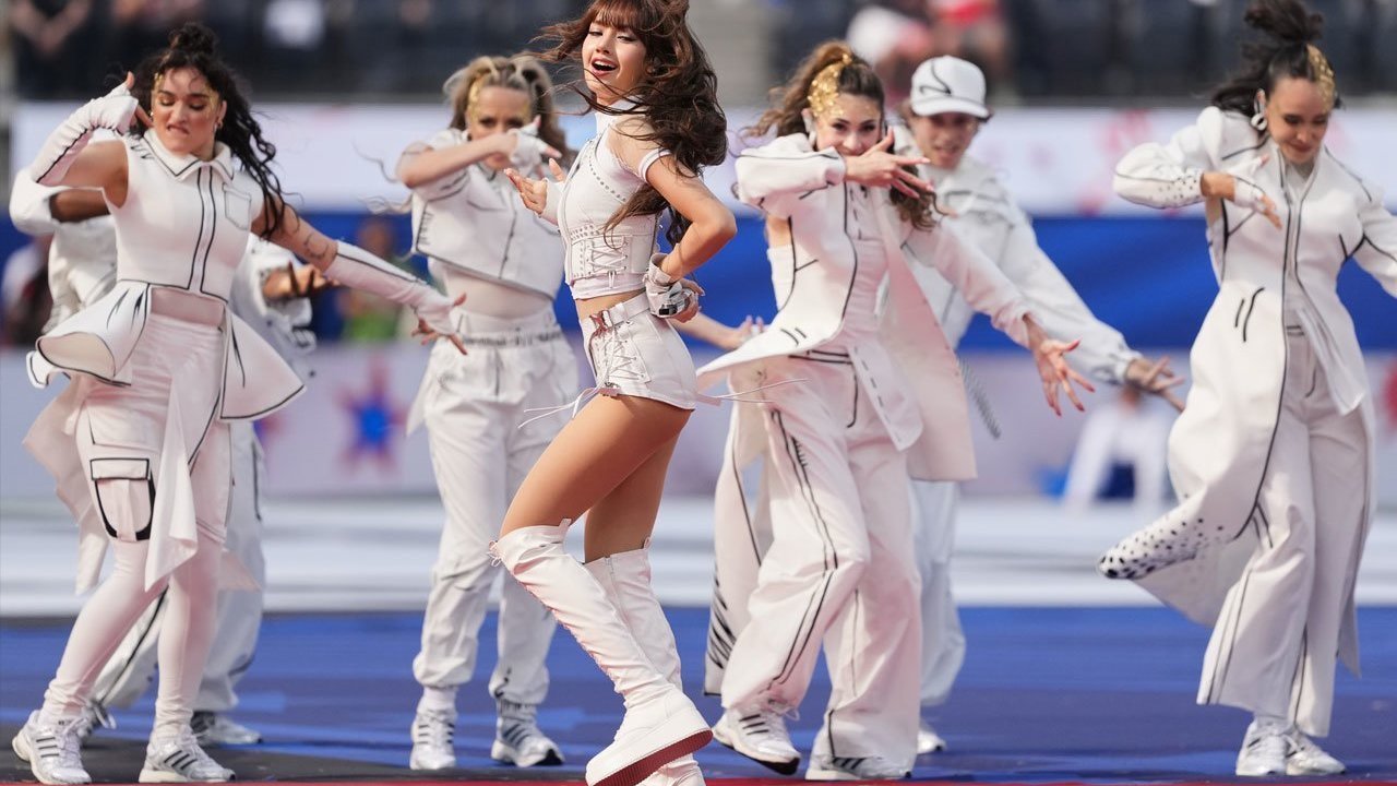 Penampilan Lisa BLACKPINK di Pembukaan Piala Dunia 2026 Bikin K-netizens Terbelah Penampilan Lisa BLACKPINK di Pembukaan Piala Dunia 2026 Bikin K-netizens Terbelah