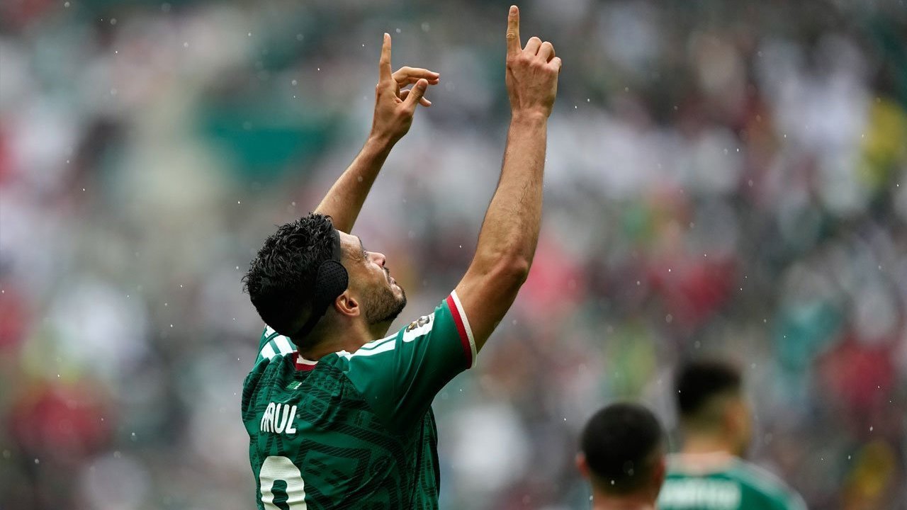 Ketika Raul Jimenez Menunjuk ke Langit Azteca Ketika Raul Jimenez Menunjuk ke Langit Azteca