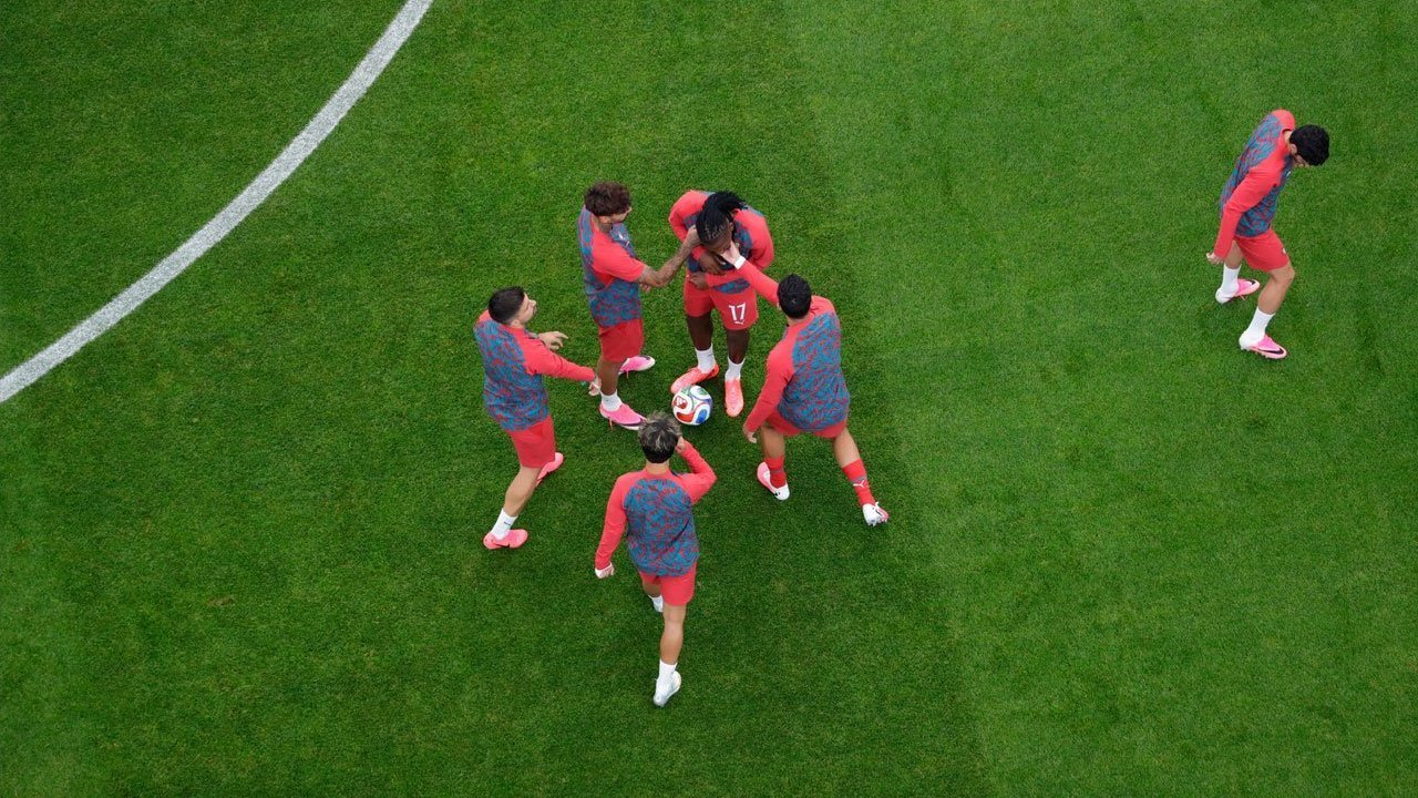 Alasan Banyak Pemain Memakai Sepatu Pink di Piala Dunia 2026 Alasan Banyak Pemain Memakai Sepatu Pink di Piala Dunia 2026