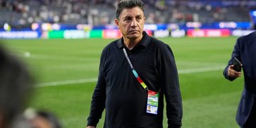 Pelatih Iran Ungkap Timnya Langsung Diperintahkan Tinggalkan AS Usai Imbang Lawan Selandia Baru Pelatih Iran Ungkap Timnya Langsung Diperintahkan Tinggalkan AS Usai Imbang Lawan Selandia Baru