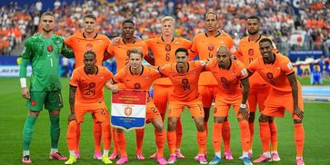 Blunder Taktik Belanda saat Lawan Jepang: Unggul 2-1 Lalu Bertahan Pakai 5 Bek Blunder Taktik Belanda saat Lawan Jepang: Unggul 2-1 Lalu Bertahan Pakai 5 Bek