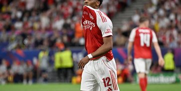 Jurrien Timber Tinggalkan Kamp Pramusim Arsenal, Jalani Pemeriksaan Cedera Pangkal Paha