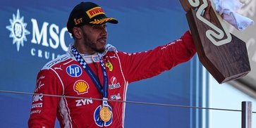 Lewis Hamilton Soal Kemenangan Perdana Bareng Ferrari: Tadinya Cuma Nonton di TV, Kini Justru Menang Bareng