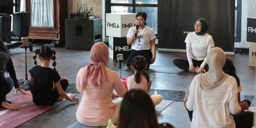 Liburan Sekolah Lebih Bermakna, Fimela Ajak Ibu dan Anak Bangun Bonding Lewat Yoga Bersama Liburan Sekolah Lebih Bermakna, Fimela Ajak Ibu dan Anak Bangun Bonding Lewat Yoga Bersama