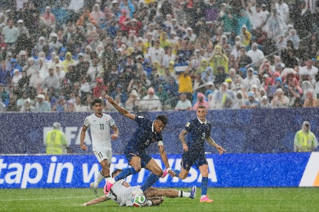 Badai Petir Paksa Pertandingan Dihentikan Badai Petir Paksa Pertandingan Dihentikan
