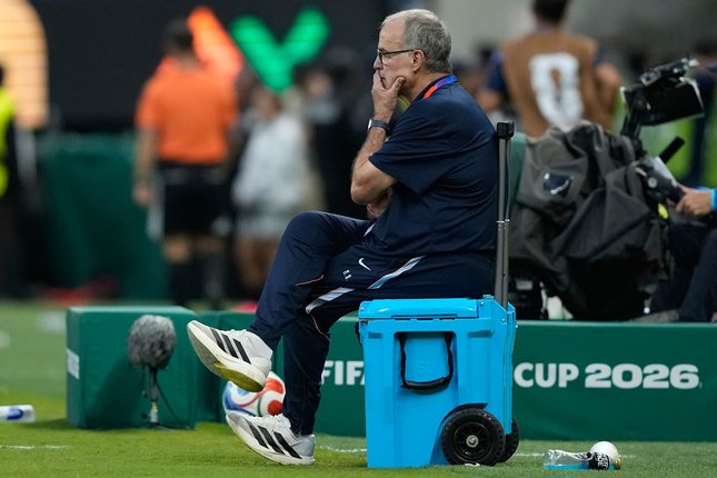 Bielsa Sebut Tiga Tahun Kerjanya Tak Ada Artinya