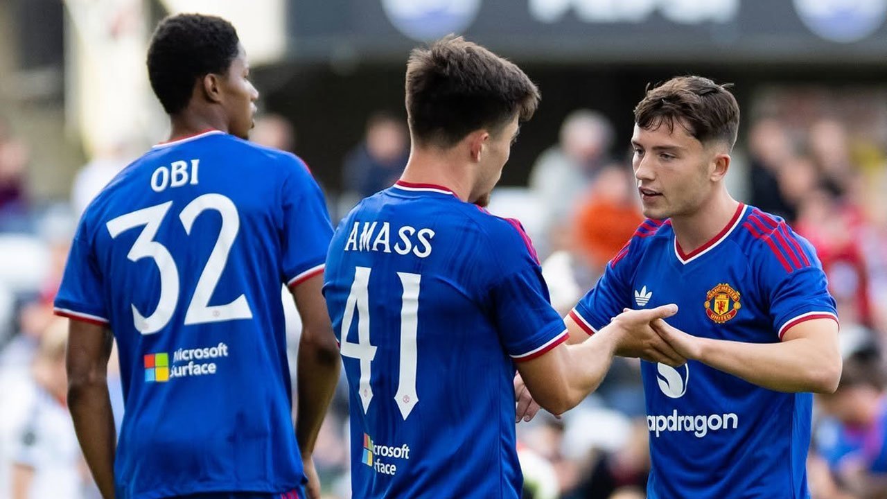 Menang Telak Lawan Rosenborg, Michael Carrick Acungi Jempol Para Pemain Muda Muda MU!