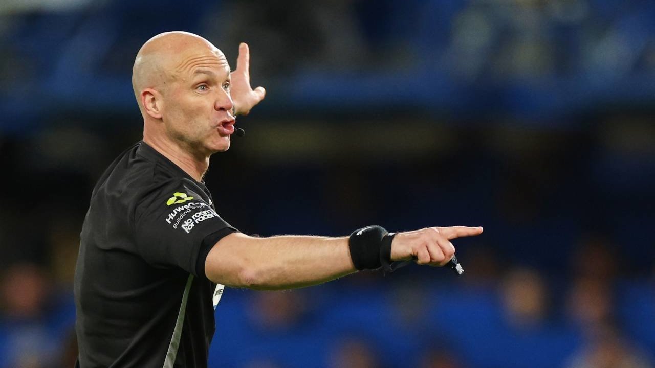 Anthony Taylor Pensiun dari Dunia Wasit, Akhiri Karier setelah 20 Tahun di Level Elite