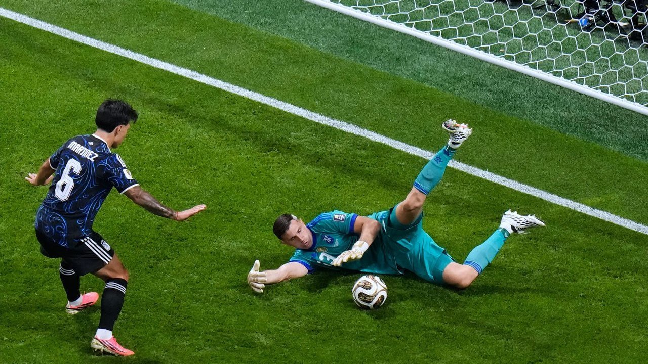 Adu Ketangguhan Unai Simon dan Emiliano Martinez Adu Ketangguhan Unai Simon dan Emiliano Martinez