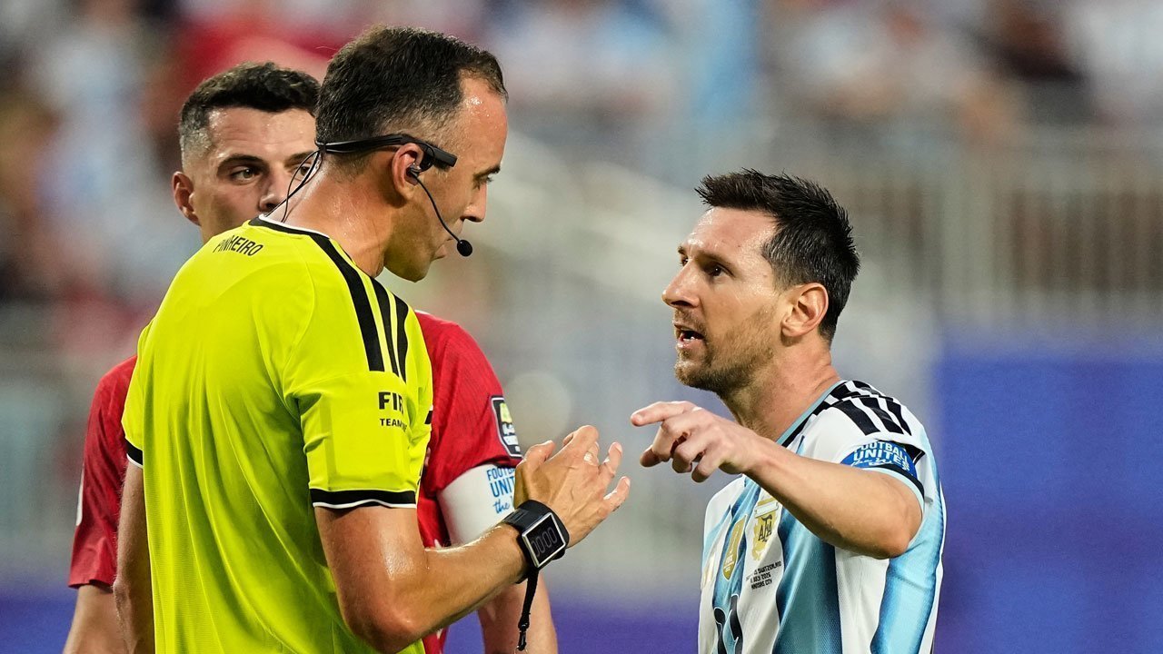 Percakapan Lionel Messi dengan Wasit Joao Pinheiro dari Portugal Bocor: Bicara yang Sopan Percakapan Lionel Messi dengan Wasit Joao Pinheiro dari Portugal Bocor: Bicara yang Sopan