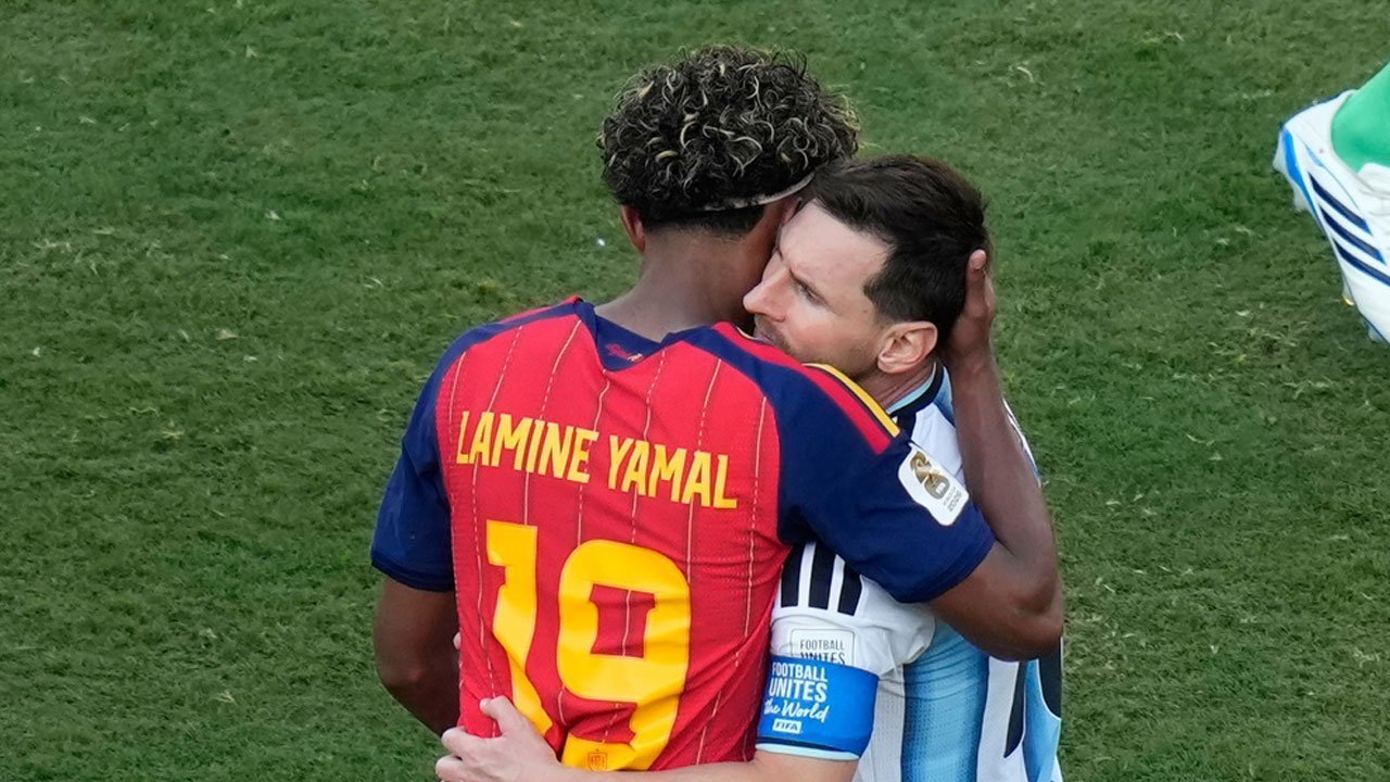 Respect! Lamine Yamal Peluk dan Hibur Lionel Messi usai Final Piala Dunia 2026 Respect! Lamine Yamal Peluk dan Hibur Lionel Messi usai Final Piala Dunia 2026