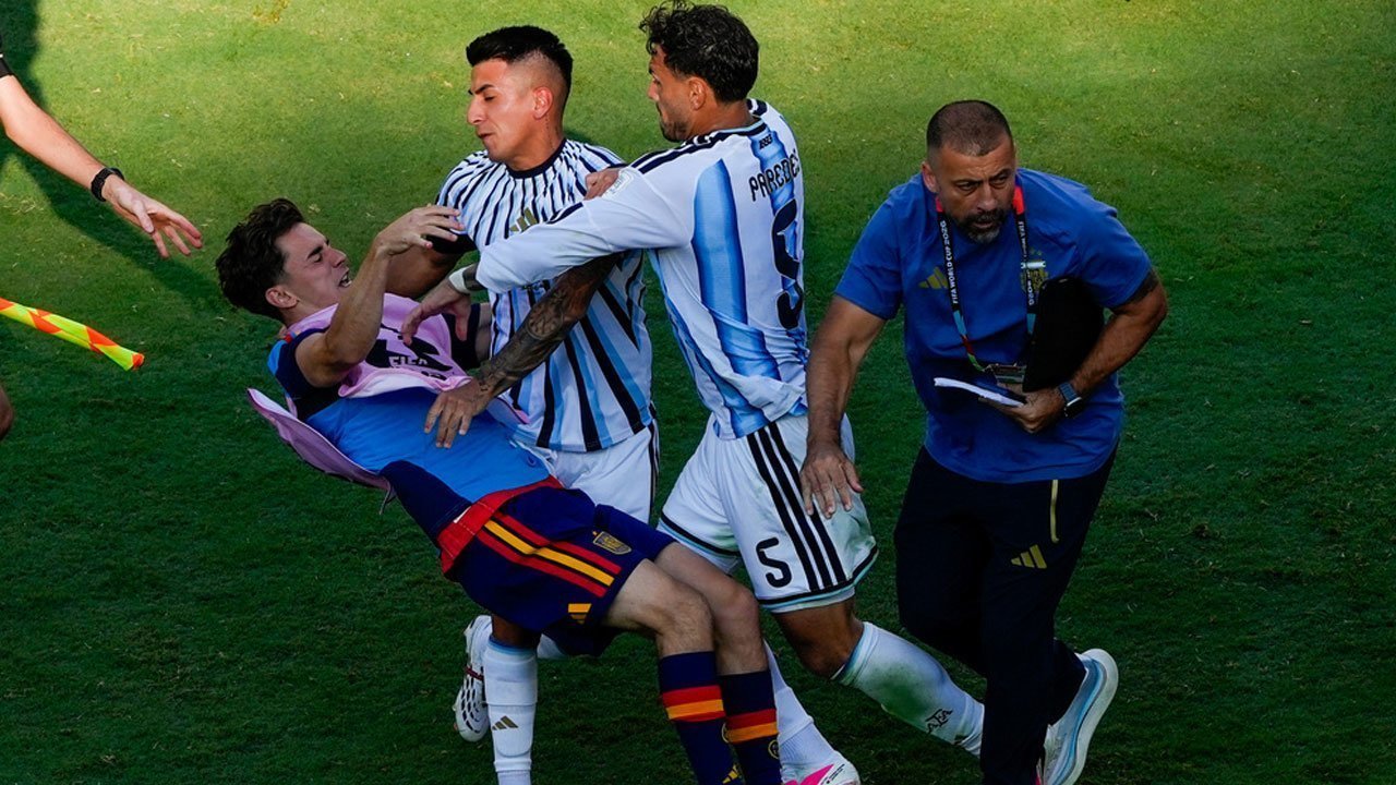 Jangan Ditiru! Leandro Paredes Cekik dan Jungkalkan Pemain Spanyol usai Argentina Kalah di Final Piala Dunia 2026