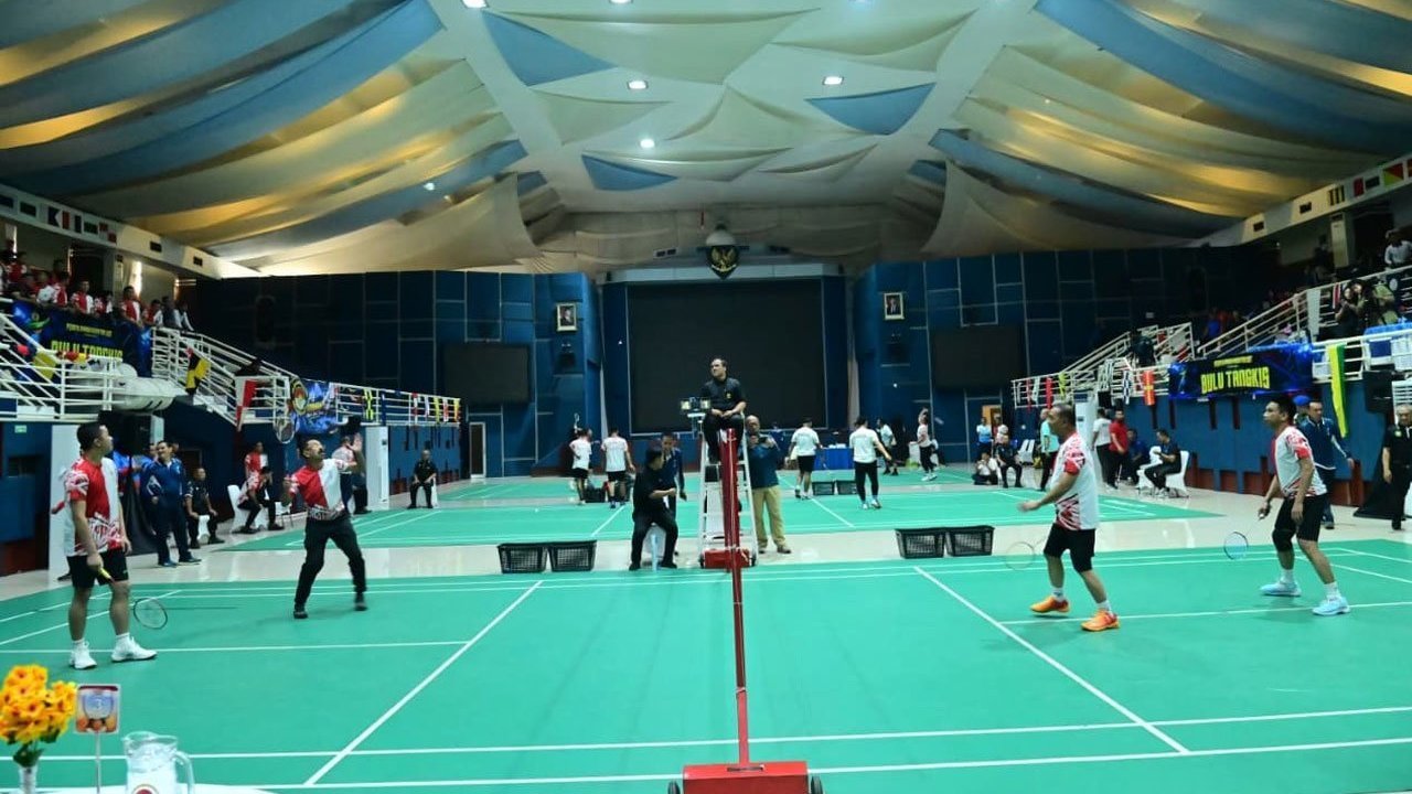 Pangkoarmada RI dan Sejumlah Pejabat Negara Unjuk Kebolehan di Eksibisi Bulutangkis PORAL 2026 Pangkoarmada RI dan Sejumlah Pejabat Negara Unjuk Kebolehan di Eksibisi Bulutangkis PORAL 2026