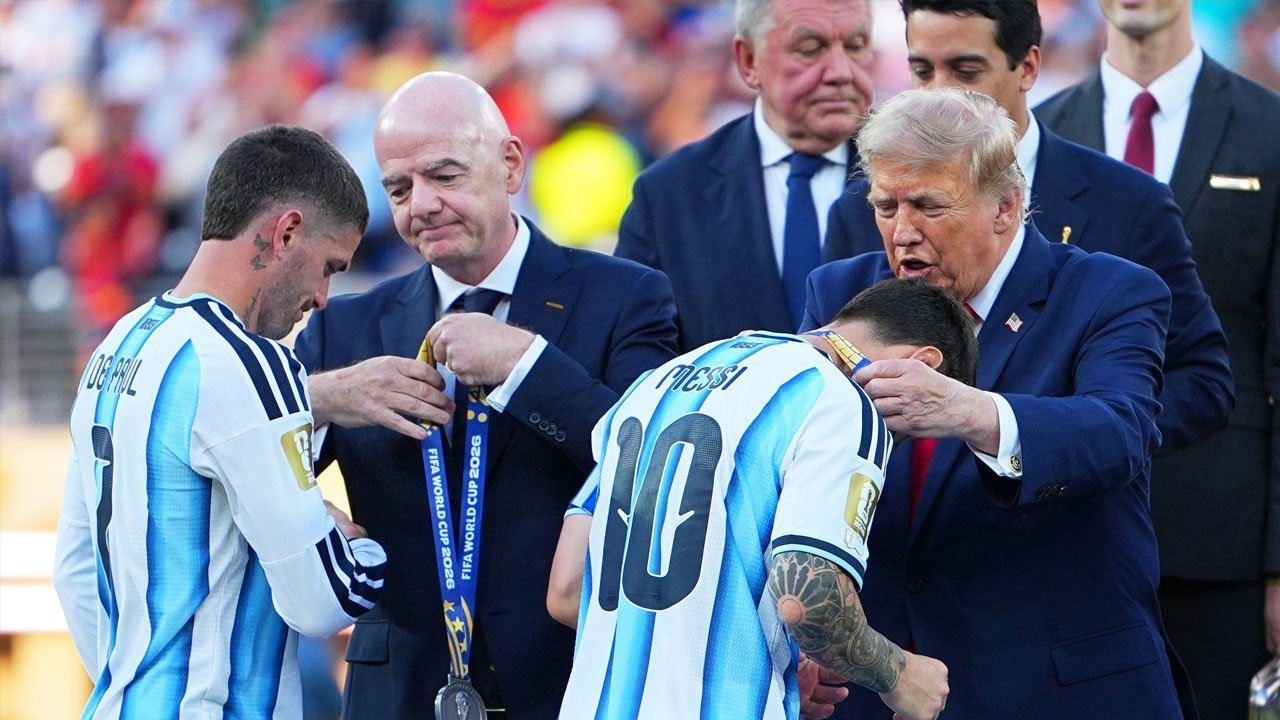 Donald Trump Disalami Banyak Pemain, Bek Argentina Ini Justru Mengabaikannya Donald Trump Disalami Banyak Pemain, Bek Argentina Ini Justru Mengabaikannya