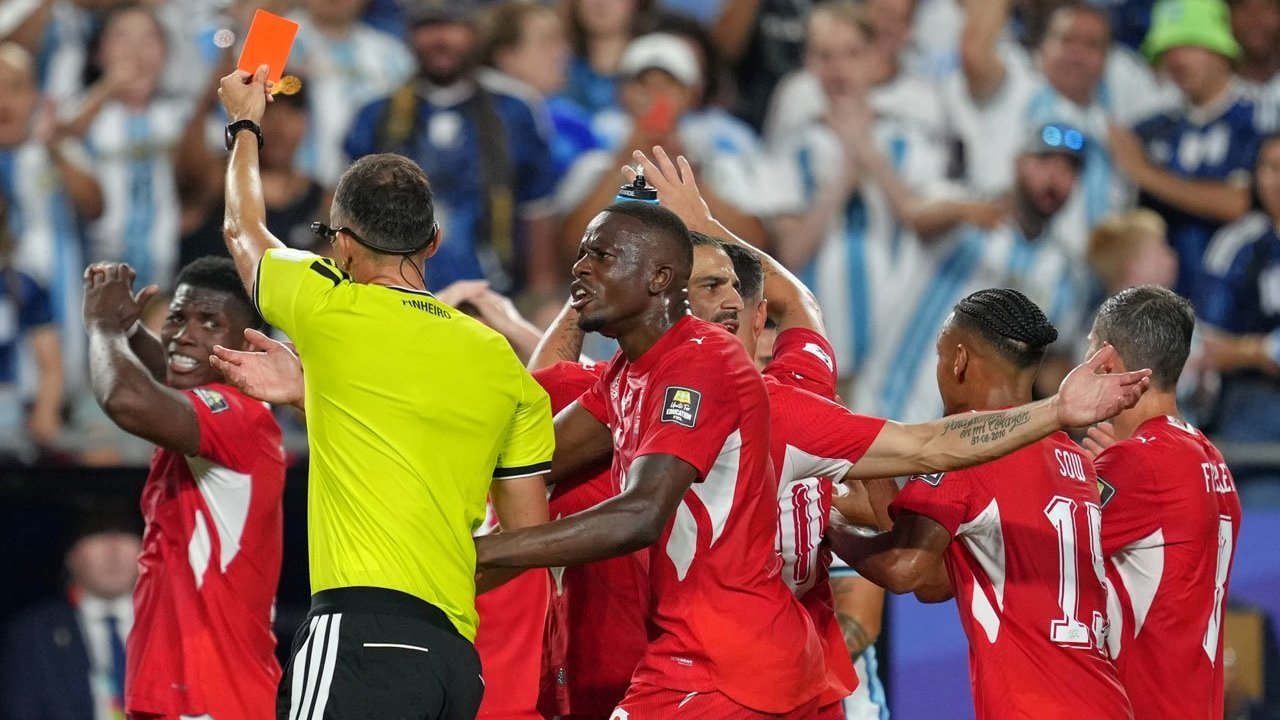 Kartu Merah Breel Embolo Saat Lawan Argentina, VAR Dinilai Melewati Batas