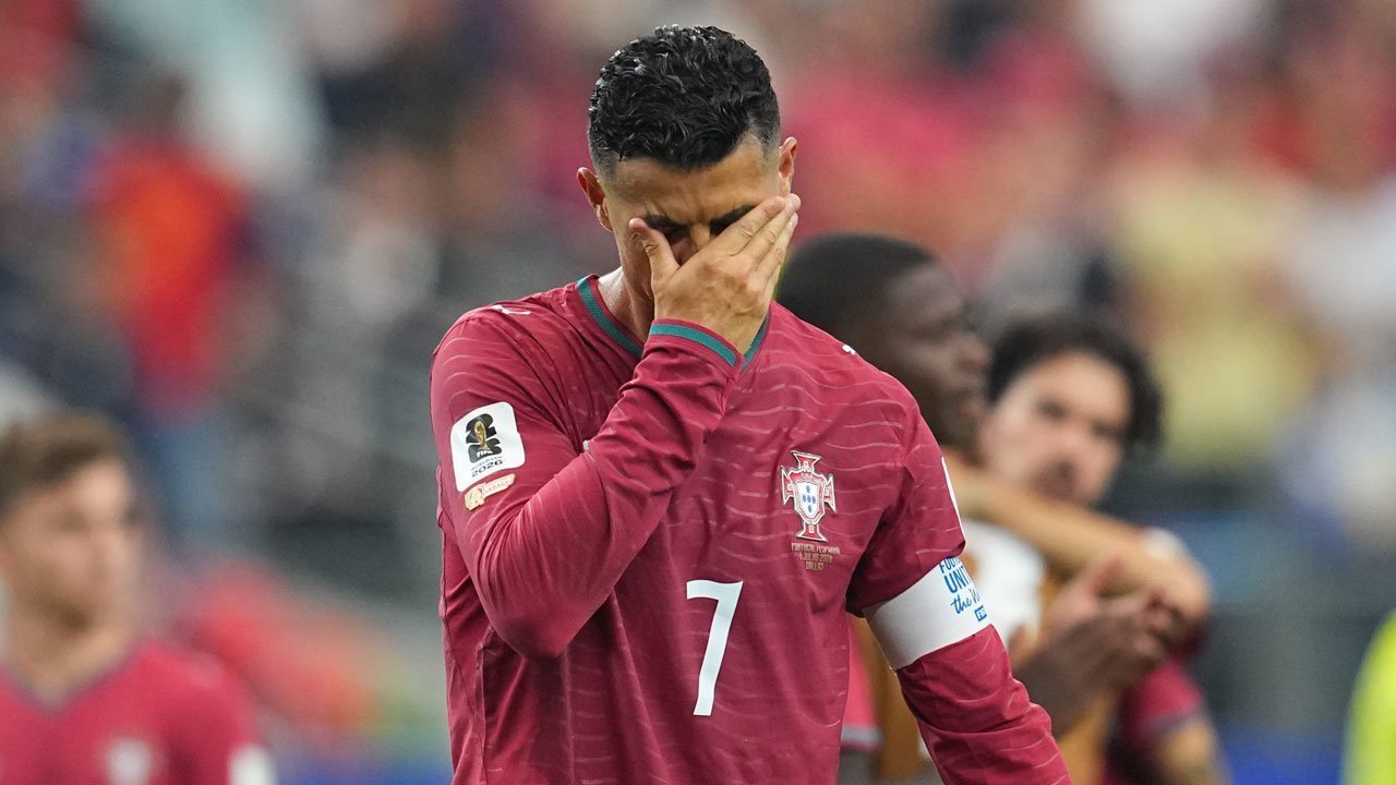 Air Mata Cristiano Ronaldo Jatuh usai Portugal Tersingkir: Doakan Spanyol Masuk Final! Air Mata Cristiano Ronaldo Jatuh usai Portugal Tersingkir: Doakan Spanyol Masuk Final!