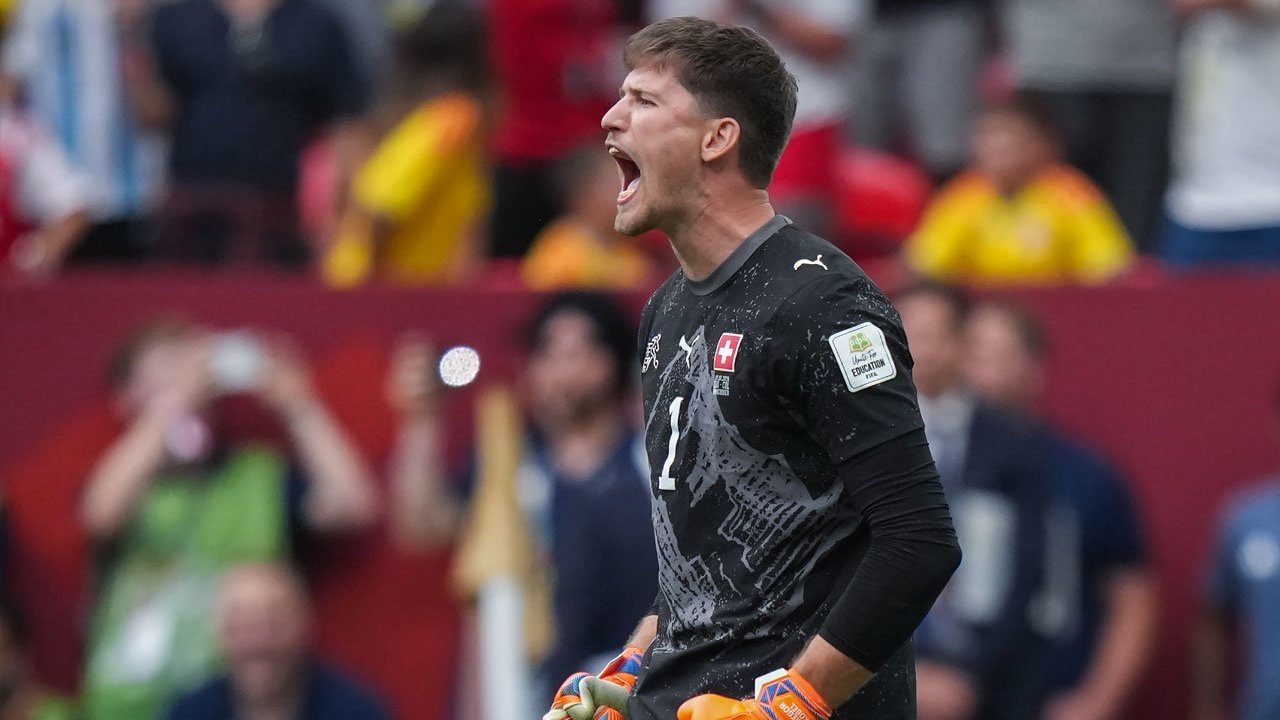Gregor Kobel Berdiri Tegak di Bawah Mistar