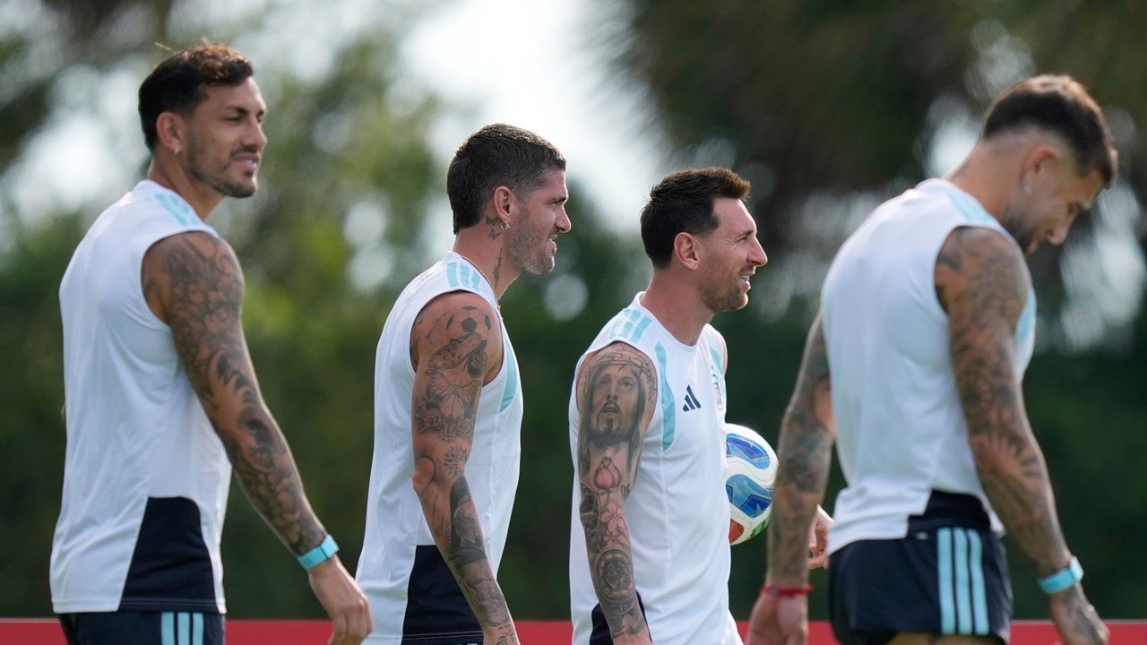 Pita Merah Jimat Keberuntungan Para Pemain Timnas Argentina di Piala Dunia 2026 Pita Merah Jimat Keberuntungan Para Pemain Timnas Argentina di Piala Dunia 2026